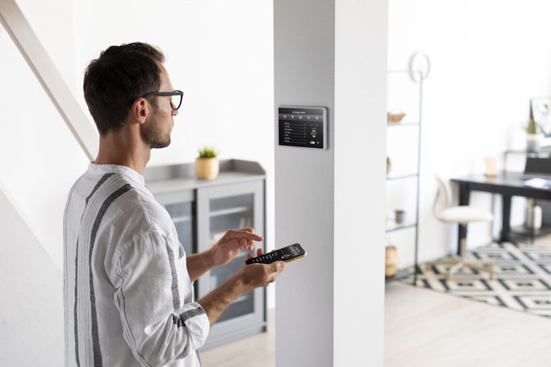 Comprador de casa con celular en la mano