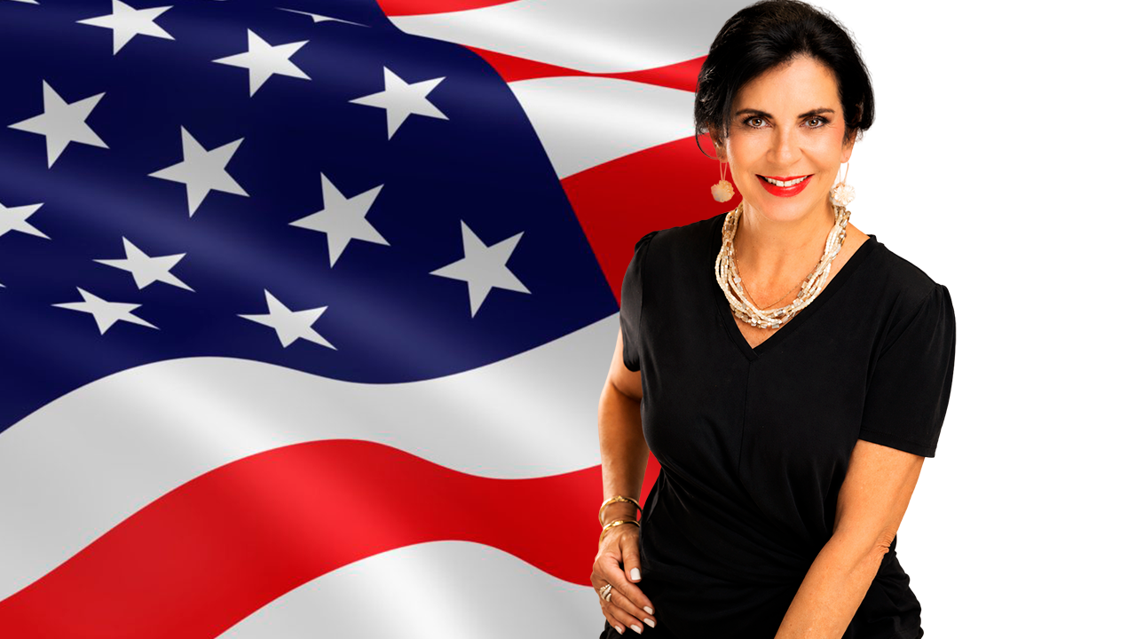 Rosa Payson con bandera de Estados Unidos